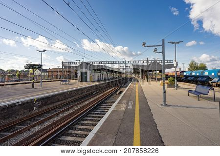 Didcot, UK. 8th October 2017. Newly installed overhead live wires are now in place on the great western mainline at Didcot Parkway. Soon, new class 800 Intercity express electric trains will operate.