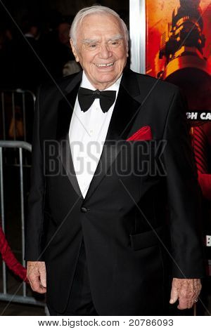 HOLLYWOOD, CA. - 11 okt: Ernest Borgnine ankommer til Los Angeles særlige screening af rød på Grau