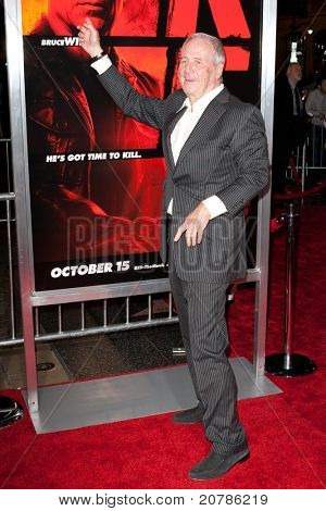 HOLLYWOOD, CA. - OCT 11: Jerry Weintraub dorazí na Los Angeles speciální projekce červené v Grau