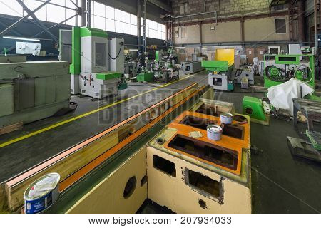 Massive frame of a metal-cutting machine. Shop assembly of metalworking machines.