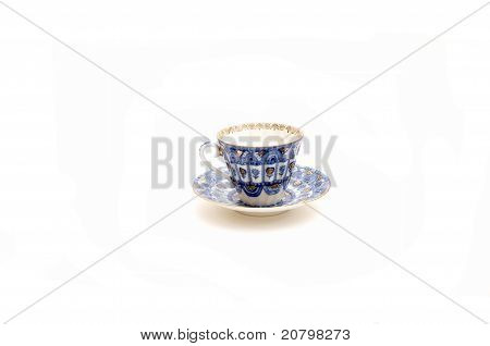 Porcelánového šálku s vzorem je izolované na bílém