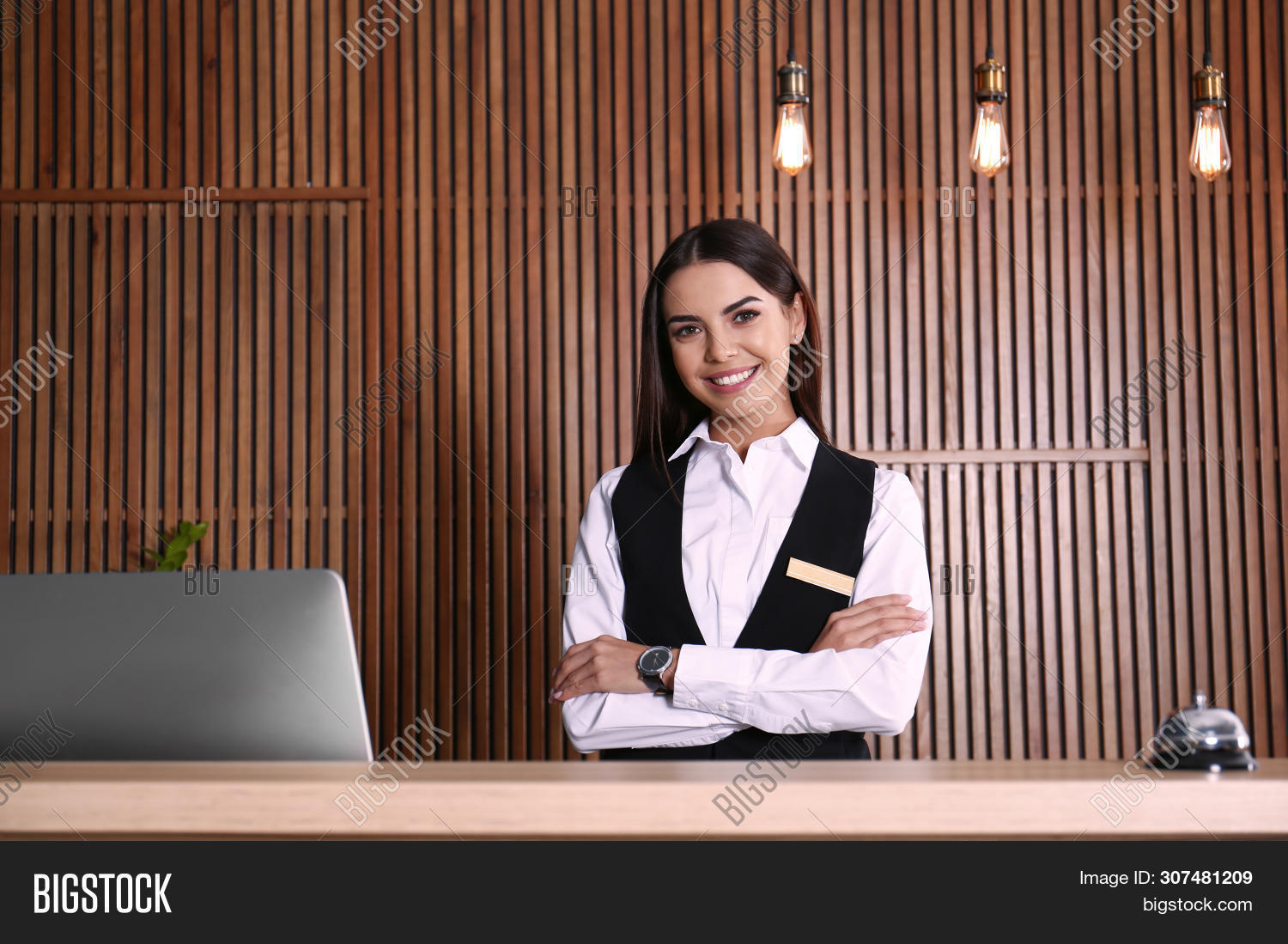 Администратор отеля. Человек за стойкой ресепшн. Сотрудник на ресепшн. Ресепшионист в отеле форма. Отель ресепшн администратор.