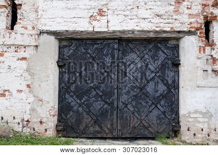 Background with the image of a melal gates