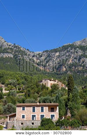 maleriske og historiske by Deia i Tramuntana, Mallorca, Spanien