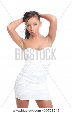 Cute girl poseren in witte jurk