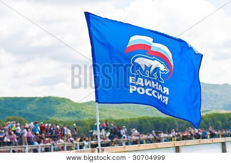 Bandera con el emblema de Rusia Unida