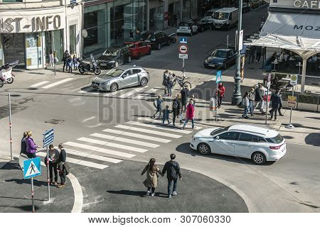 Viena, Austria - March 18, 2019: Urban View Of Vienna Street With Pedestrians At A Pedestrian Crossi