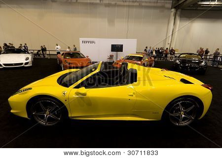 Žluté Ferrari Spider