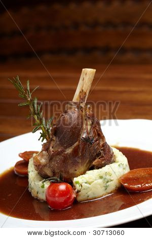 Codillo asado de cerdo con salsa