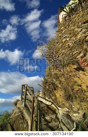 Cinque Terre, Italy - Nov 11, 2006: Buildings In The City Of Riomaggiore. It Is One Of The Five Famo