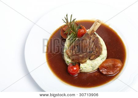 Codillo asado de cerdo con salsa