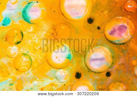 Oil Bubbles Inside Water Base Form Patterns