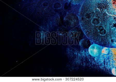 Oil Bubbles Inside Water Base Form Patterns