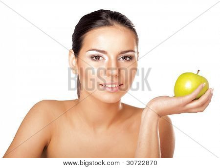 ภาพเหมือนของหญิงสาวสวยด้วยแอปเปิ้ลสีเขียวบนมือของเธอ - บนพื้นหลังสีขาว