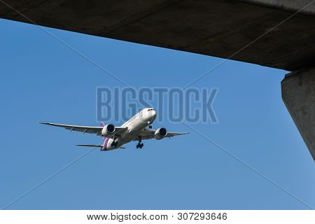 Bangkok, Thailand - Apr 21, 2018. Hs-tqa Thai Airways Boeing 787-8 Dreamliner Landing At Bangkok Suv