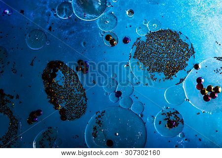 Oil Bubbles Inside Water Base Form Patterns