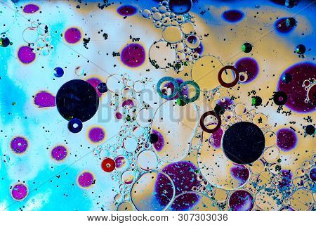 Oil Bubbles Inside Water Base Form Patterns