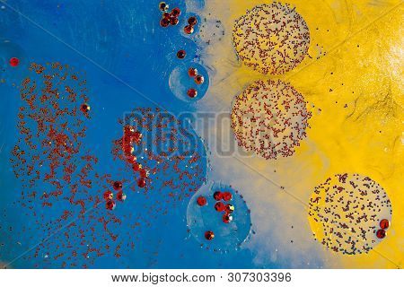 Oil Bubbles Inside Water Base Form Patterns