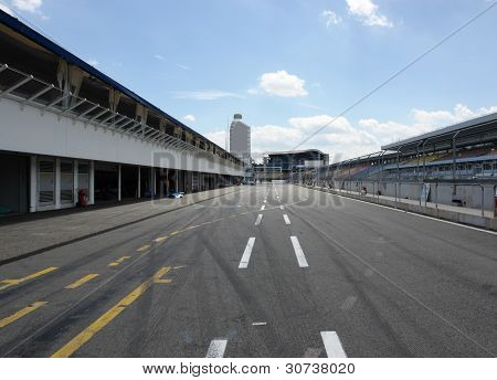 Hockenheim şeritte çukur