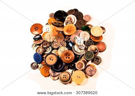 A Moltitude Of Different Buttons On A White Background