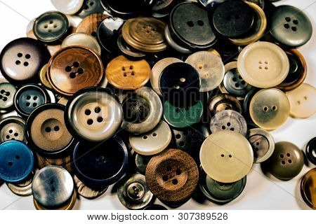 A Moltitude Of Different Buttons On A White Background