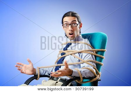 Jonge zakenman vastgebonden met touw