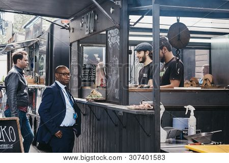London, Uk - June 15, 2019: Man Buying Food From Smokoloco Stall Inside Spitalfields Market, One Of 