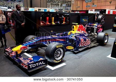 Ženeva - březen 8: The Renault F1 2011 na displeji na 81 International Motor Show Palexpo-Ženeva