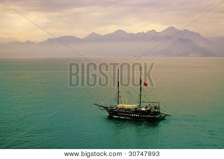 Мистик корабль в море