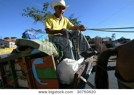 BELO HORIZONTE, Brasile - 23 luglio: Un lavoratore locale non identificato cavalca un cavallo in carrozza 23 luglio