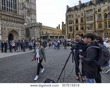Tv Crew Stationed In Front Of The Abbey Entrance Of Westminster Abbey