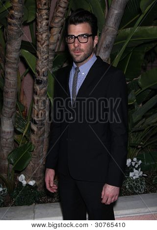 LOS ANGELES - DEC 01: Zachary Quinto přijíždí do Beat The Odds Award 2011 01 prosinec, 2011 