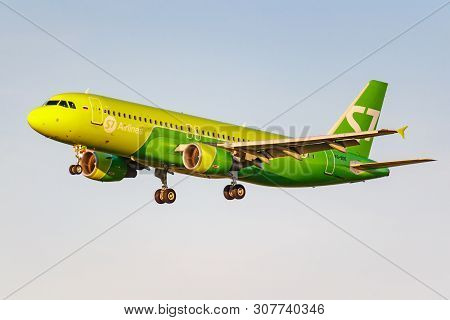 Moscow, Russia - June 20, 2019: Aircraft Airbus A320-214 Vq-bde Of S7 Siberia Airlines Landing At Do