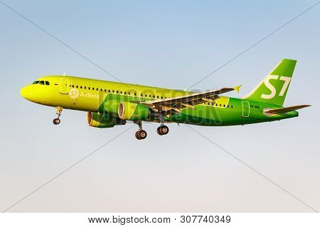 Moscow, Russia - June 20, 2019: Aircraft Airbus A320-214 Vq-bde Of S7 Siberia Airlines Landing At Do