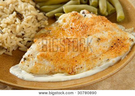 Tilapia Parmesan måltid