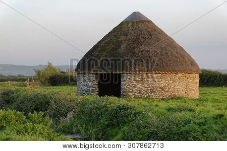 Round Linhay, Braunton Marsh, Devon, Uk 
Grade Ii Listed Shelter For Cattle