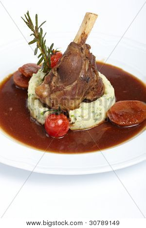 Codillo asado de cerdo con salsa