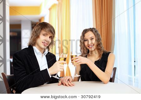 Paar in einem Restaurant mit shampagne