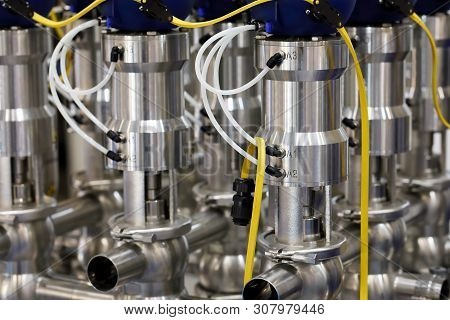 Mixproof Double Seat Valves Control The Flow Of Two Different Liquids In Dairy, Food, Beverage, And 