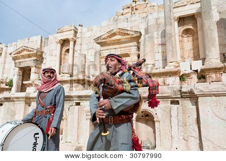 Bedouin soittaa säkkipilliä Ancient Town Gerasassa Jordan