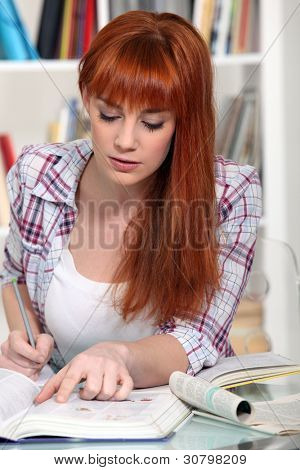 若い女性の試験の勉強
