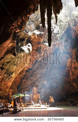 Buddha, nachází se v jeskyni