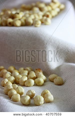 Hazelnuts บนผ้าธรรมชาติ