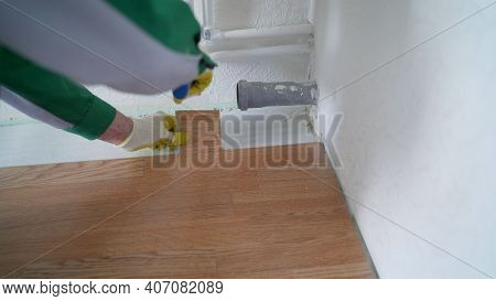 Laying Laminate Flooring In A New Apartment. May Laying Laminate Flooring At Home. Installing Lamina