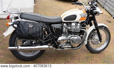 Bordeaux , Aquitaine France - 02 05 2021 : Triumph Bonneville T100 Bonnie Carburetor Bike Side View 