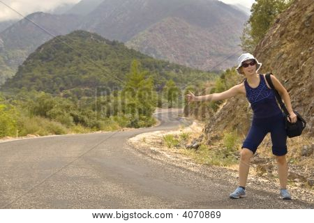 Mochileiro na estrada nas montanhas
