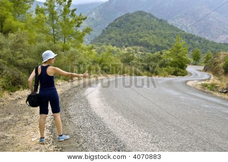Mochileiro na estrada nas montanhas