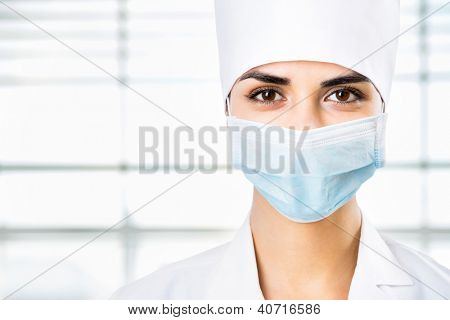 Doctora en una máscara