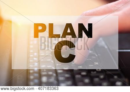 Man Gibt Plan C Auf Dem Computer Ein. Internetanfrage Vom Benutzer