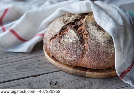 No Knead Handmade Loaf On Cutting Board On Rustic Wood With Linen Towel, Spelt Ears. German Bauernbr